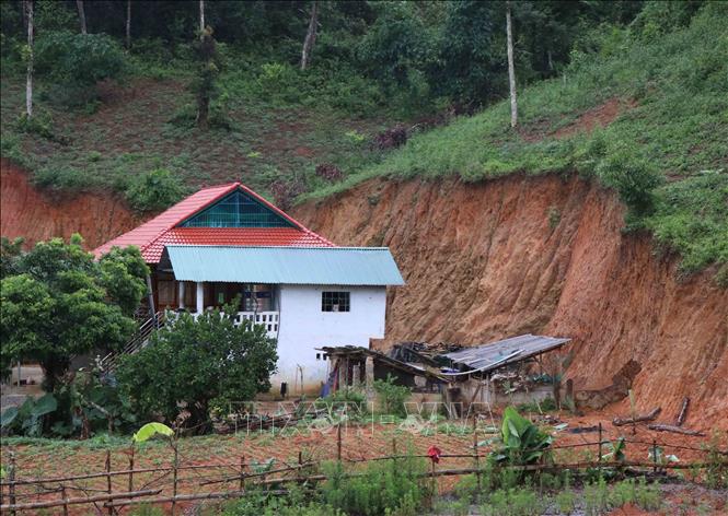 Trong ảnh: Tình trạng sạt trượt đất với khối lượng lớn xảy ra phía sau một ngôi nhà trên địa bàn xã Pá Khoang (thành phố Điện Biên Phủ, tỉnh Điện Biên). Ảnh: Xuân Tiến - TTXVN 