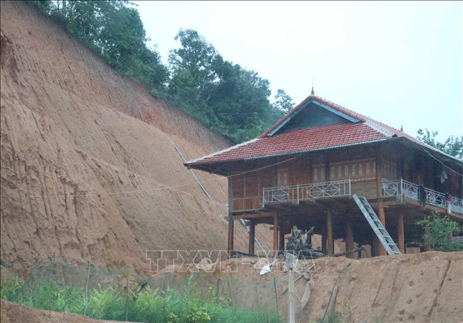 Trong ảnh: Ngôi nhà sàn trên cung đường Noong Bua - Mường Phăng dựng ngay lưng chừng đồi. Ảnh: Xuân Tiến – TTXVN 