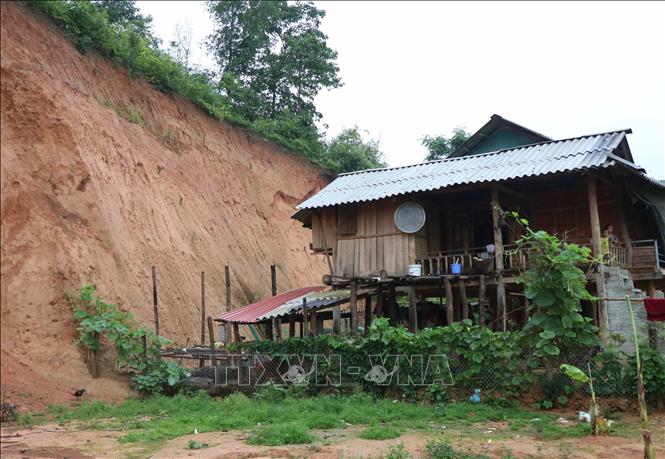 Trong ảnh: Nhà ở và khu trang trại chăn nuôi của một hộ dân người Thái ở xã Mường Phăng (thành phố Điện Biên Phủ, tỉnh Điện Biên) nằm sát dưới chân vách đồi. Ẩnh: Xuân Tiến – TTXVN 