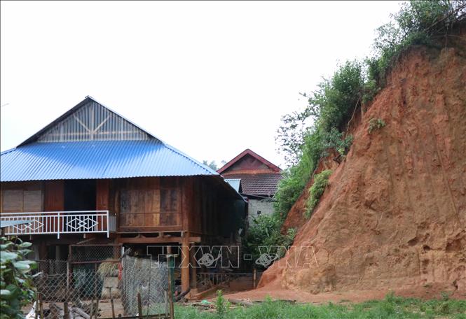 Trong ảnh: Sau ngôi nhà sàn vừa dựng mới của người Thái ở xã Mường Phăng là vách ta-luy của dãy đồi. Ảnh: Xuân Tiến – TTXVN 