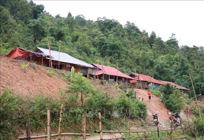 Trong ảnh: Nhiều ngồi nhà sàn tại địa bàn xã Pá Khoang (thành phố Điện Biên Phủ, tỉnh Điện Biên) được dựng lên chênh vênh trên vách núi từ tháng 9/2020. Ảnh: Xuân Tiến- TTXVN