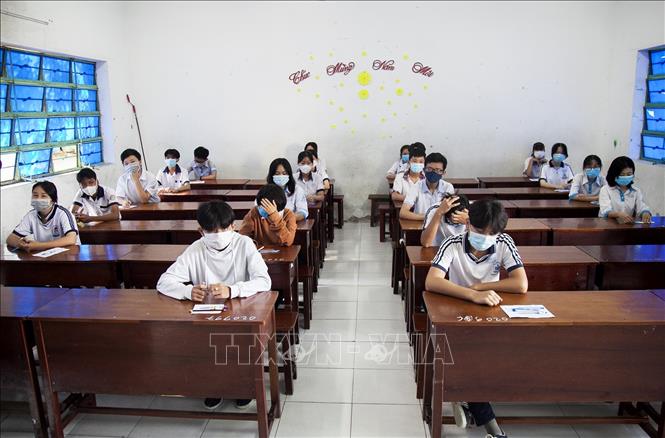 Trong ảnh: Các thí sinh được bố trí ngồi có khoảng cách trong phòng thi. Ảnh: Hồng Đạt - TTXVN