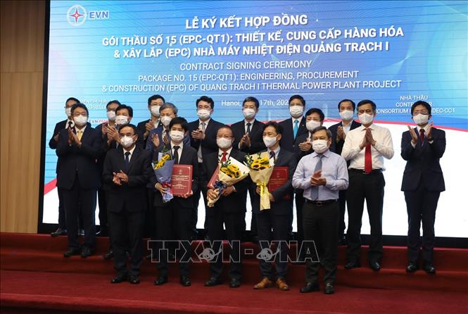 Trong ảnh: Bí thư Tỉnh uỷ Quảng Bình Vũ Đại Thắng (hàng đầu, bìa phải) và Chủ tịch HĐTV EVN Dường Quang Thành (hàng đầu, bìa trái) tặng hoa chúc mừng đại diện nhà thầu. Ảnh: Ngọc Hà - TTXVN