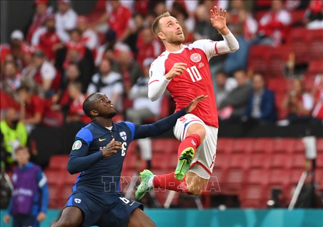 Trong ảnh: Pha tranh bóng bổng quyết liệt giữa cầu thủ Đan Mạch Christian Eriksen (phải) và cầu thủ Glen Kamara của Phần Lan trong trận đấu bảng B, Vòng chung kết EURO 2020 trên sân Parken ở Copenhagen ngày 12/6/2021. Ảnh: AFP/TTXVN
