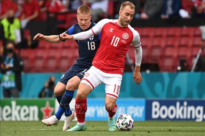 Trong ảnh: Cầu thủ Jere Uronen (trái) của Phần Lan tranh bóng với cầu thủ Christian Eriksen của Đan Mạch trong trận đấu bảng B, Vòng chung kết EURO 2020 trên sân Parken ở Copenhagen ngày 12/6/2021. Ảnh: AFP/TTXVN