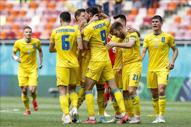Trong ảnh: Các cầu thủ Ukraine ăn mừng sau hai bàn thắng liên tiếp vào lưới Bắc Macedonia trong trận đấu bảng C, Vòng chung kết EURO 2020, tại Bucharest, Romania, ngày 17/6/2021. Ảnh: AFP/ TTXVN