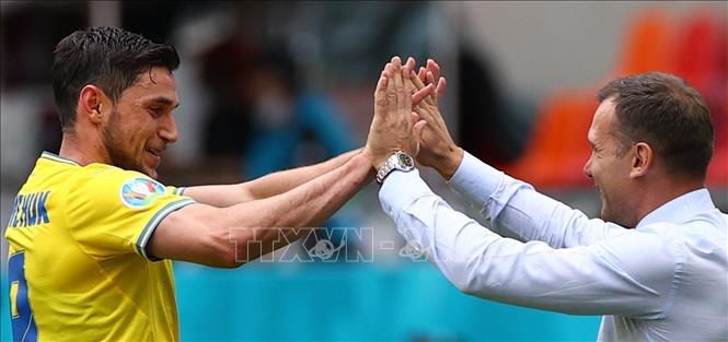 Trong ảnh: Tiền đạo Roman Yaremchuk (trái) của Ukraine ăn mừng với huấn luyện viên Andrey Shevchenko sau khi ghi bàn thắng thứ hai cho Ukraine trong trận gặp Bắc Macedonia, bảng C, Vòng chung kết EURO 2020, tại Bucharest, Romania, ngày 17/6/2021. Ảnh: AFP/ TTXVN