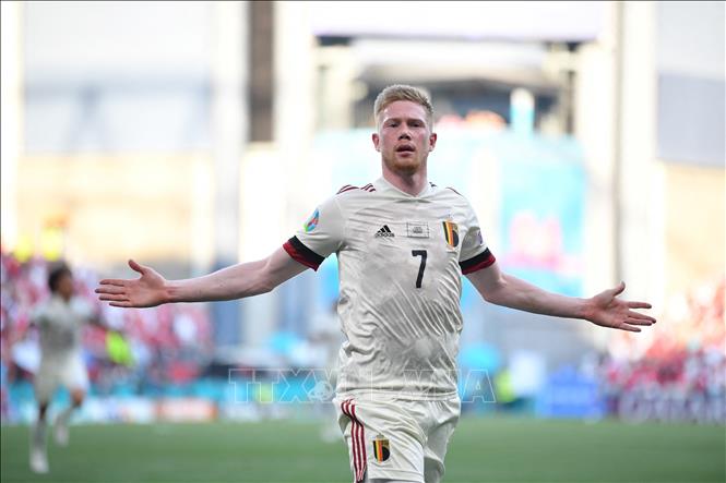 Trong ảnh: Tiền vệ Bỉ Kevin De Bruyne ăn mừng bàn thắng thứ hai của đội nhà trước Đan Mạch trong trận đấu vòng bảng chung kết EURO 2020 tại Copenhagen, ngày 17/6/2021. Ảnh: AFP/TTXVN