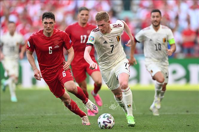 Trong ảnh: Tiền vệ Bỉ Kevin De Bruyne (thứ 2, phải) đi bóng trong sự đeo bám quyết liệt của các tuyển thủ Đan Mạch trong trận đấu vòng bảng chung kết EURO 2020 tại Copenhagen, ngày 17/6/2021. Ảnh: AFP/TTXVN