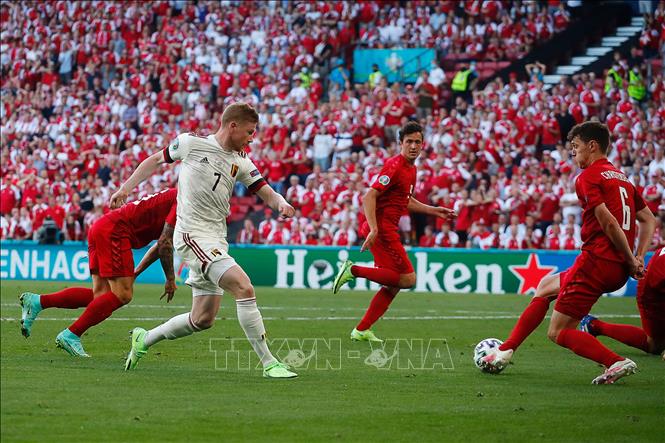 Trong ảnh: Tiền vệ Bỉ Kevin De Bruyne (thứ 2, trái) đi bóng trong sự đeo bám quyết liệt của các tuyển thủ Đan Mạch trong trận đấu vòng bảng chung kết EURO 2020 tại Copenhagen, ngày 17/6/2021. Ảnh: AFP/TTXVN
