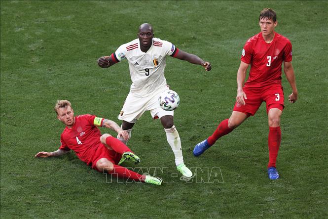 Trong ảnh: Pha tranh bóng giữa hậu vệ Đan Mạch Simon Kjaer (trái) và Jannik Vestergaard (phải) với tiền đạo tuyển Bỉ Romelu Lukaku trong trận đấu vòng bảng chung kết EURO 2020 tại Copenhagen, ngày 17/6/2021. Ảnh: AFP/TTXVN
