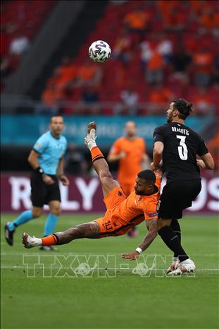 Tiền đạo Hà Lan Memphis Depay (trái) tranh bóng bổng với hậu vệ đội tuyển Áo Aleksandar Dragovic. Ảnh: AFP/TTXVN