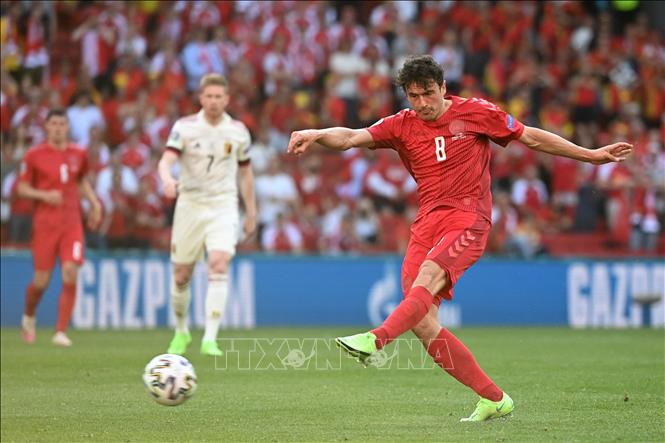 Trong ảnh: Pha sút bóng của tiền vệ Đan Mạch Thomas Delaney trong trận đấu vòng bảng chung kết EURO 2020 tại Copenhagen, ngày 17/6/2021. Ảnh: AFP/TTXVN