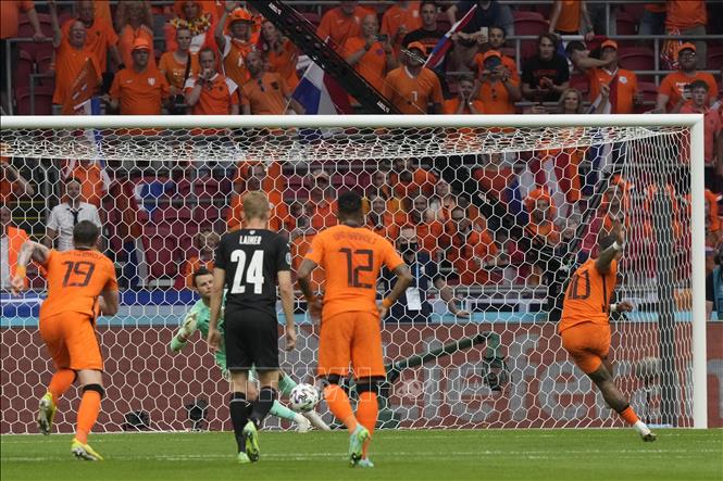 Trong ảnh: Tiền đạo Memphis Depay (phải) ghi bàn thắng mở tỷ số trận đấu cho đội tuyển Hà Lan. Ảnh: AFP/TTXVN