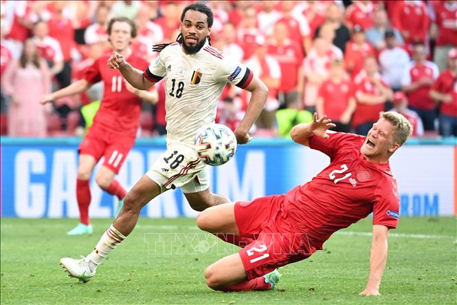 Trong ảnh: Pha tranh bóng giữa hậu vệ Bỉ Jason Denayer (trái) và tiền đạo Đan Mạch Andreas Cornelius trong lượt trận thứ hai bảng B, vòng chung kết EURO 2020 tại Copenhagen, ngày 17/6/2021. Ảnh: AFP/TTXVN