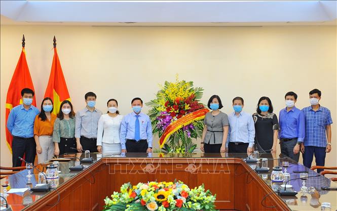 Phó Chủ tịch Quốc hội Nguyễn Khắc Định tặng hoa chúc mừng Thông tấn xã Việt Nam nhân kỷ niệm 96 năm Ngày Báo chí Cách mạng Việt Nam (21/6/1925- 21/6/2021). Ảnh: Minh Đức - TTXVN