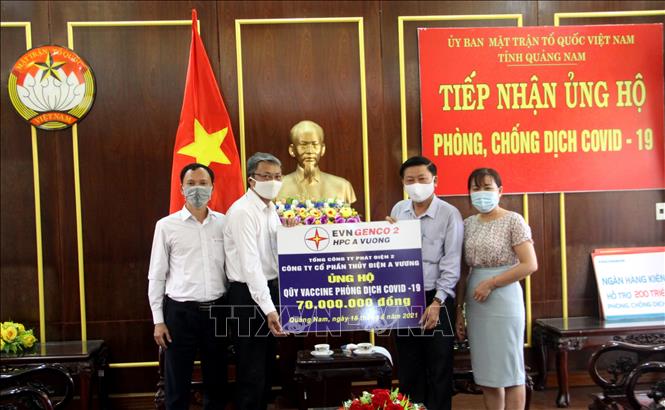 Trong ảnh: Lãnh đạo Ủy ban mặt trận tổ quốc Việt Nam tỉnh Quảng Nam tiếp nhận 70 triệu đồng hỗ trợ phòng, chống dịch COVID-19 của đại diện Công ty Cổ phần thủy điện A Vương. Ảnh: Phước Tuệ - TTXVN