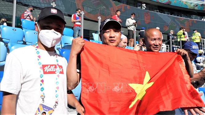 Luật treo cờ Việt Nam tại Euro 2024: Tại Euro 2024, chúng ta đang kỷ niệm sự hiện diện của cờ VN bằng việc treo ngôi sao đầy sáng tại khán đài. Hãy cùng chứng kiến nghi thức này và cảm nhận sự tự hào của người Việt Nam. Chắc chắn bạn sẽ không thể rời mắt khỏi hình ảnh đầy cảm xúc này!