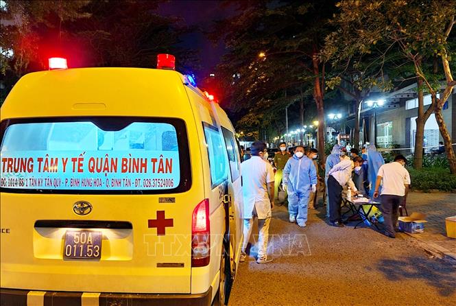 Photo: Medical workers take samples for rapid COVID-19 testing for residents in Ehome 3 Apartment Building, Binh Tan District (Ho Chi Minh City). VNA Photo: Thanh Vũ