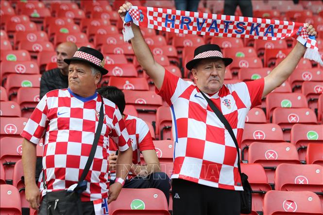 Trong ảnh: Cổ động viên Croatia ủng hộ đội nhà trong trận gặp CH Séc ở bảng D, giải vô địch EURO 2020 tại Scotland, ngày 18/6/2021. Ảnh: AFP/TTXVN