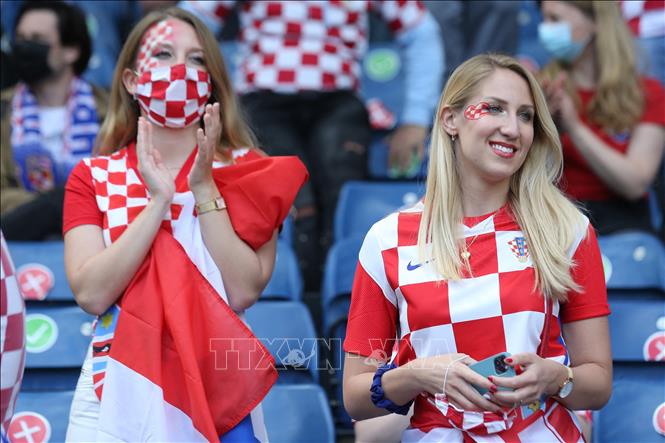 Trong ảnh: Cổ động viên Croatia ủng hộ đội nhà trong trận gặp CH Séc ở bảng D, giải vô địch EURO 2020 tại Scotland, ngày 18/6/2021. Ảnh: AFP/TTXVN