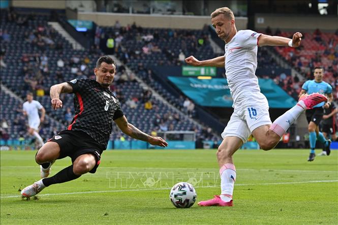 Trong ảnh: Pha tranh bóng giữa tiền vệ CH Séc Tomas Soucek (phải) với hậu vệ Dejan Lovren của Croatia trong lượt trận thứ hai ở bảng D, giải vô địch EURO 2020 tại Scotland, ngày 18/6/2021. Ảnh: AFP/TTXVN