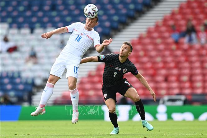 Trong ảnh: Pha tranh bóng bổng giữa hậu vệ CH Séc Jan Boril (trái) và tiền đạo Ivan Perisic của Croatia trong lượt trận thứ hai ở bảng D, giải vô địch EURO 2020 tại Scotland, ngày 18/6/2021. Ảnh: AFP/TTXVN