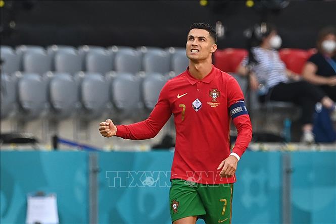 Trong ảnh: Tiền đạo Bồ Đào Nha Cristiano Ronaldo mừng bàn thắng mở tỷ số 1-0 vào lưới tuyển Đức trong trận lượt hai bảng F, vòng chung kết EURO 2020 ở Munich, ngày 19/6/2021. Ảnh: AFP/TTXVN