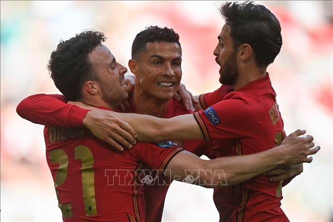 Trong ảnh: Tiền đạo Bồ Đào Nha Cristiano Ronaldo (giữa) cùng đồng đội mừng bàn thắng mở tỷ số 1-0 vào lưới tuyển Đức trong trận lượt hai bảng F, vòng chung kết EURO 2020 ở Munich, ngày 19/6/2021. Ảnh: AFP/TTXVN