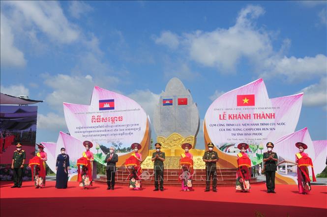 Trong ảnh: Các đại biểu thực hiện nghi thức khánh thành cụm công trình. Ảnh: K GỬIH -TTXVN