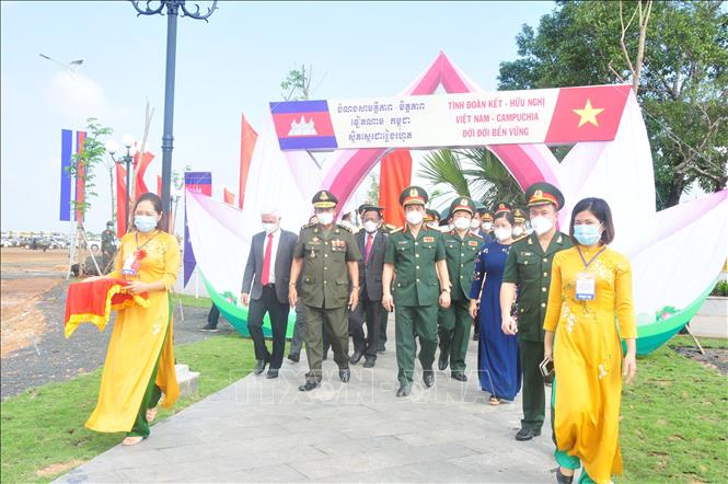 Trong ảnh: Các đại biểu dự Lễ  khánh thành cụm công trình. Ảnh: K GỬIH -TTXVN