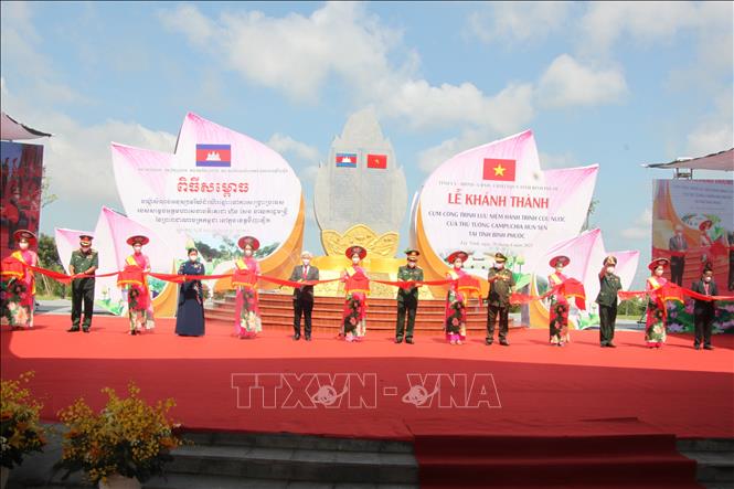 Trong ảnh: Các đại biểu thực hiện nghi thức khánh thành cụm công trình. Ảnh: K GỬIH -TTXVN