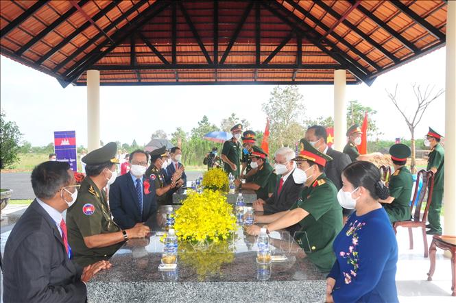 Trong ảnh: Các đại biểu dự Lễ  khánh thành cụm công trình. Ảnh: K GỬIH -TTXVN