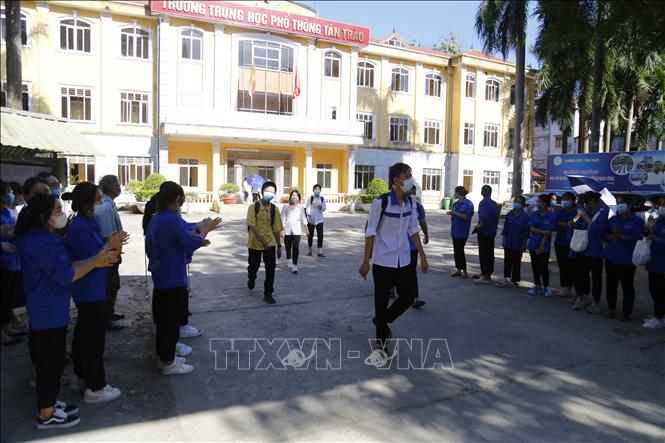 Những thí sinh đầu tiên hoàn thành bài kiểm tra. Ảnh: Nam Sương - TTXVN