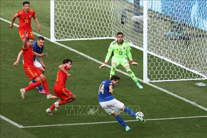 Trong ảnh: Tiền vệ Italy Federico Chiesa (số 14) thực hiện sút bóng về phía khung thành Xứ Wales trong trận lượt cuối bảng A, vòng chung kết EURO 2020 trên sân Olympic ở Rome, ngày 20/6/2021. Ảnh: AFP/TTXVN