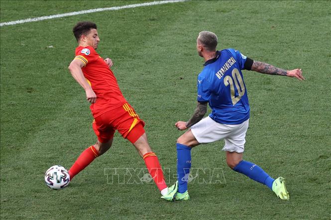 Trong ảnh: Hậu vệ Xứ Wales Ethan Ampadu (trái) phạm lỗi thô bạo với tiền vệ Italy Federico Bernardeschi và phải lĩnh thẻ đỏ trực tiếp trong trận lượt cuối bảng A, vòng chung kết EURO 2020 trên sân Olympic ở Rome, ngày 20/6/2021. Ảnh: AFP/TTXVN