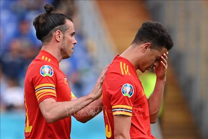 Trong ảnh: Hậu vệ Xứ Wales Ethan Ampadu (phải) phạm lỗi thô bạo với tiền vệ Italy Federico Bernardeschi và phải lĩnh thẻ đỏ trực tiếp trong trận lượt cuối bảng A, vòng chung kết EURO 2020 trên sân Olympic ở Rome, ngày 20/6/2021. Ảnh: AFP/TTXVN