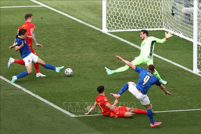 Trong ảnh: Tiền đạo Italy Andrea Belotti (số 9) sút bóng về phía khung thành Xứ Wales trong trận đấu lượt cuối bảng A, vòng chung kết EURO 2020 tại Rome, ngày 20/6/2021. Ảnh: AFP/TTXVN