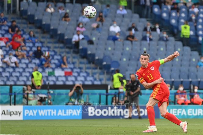 Trong ảnh: Tiền đạo Xứ Wales Gareth Bale bỏ lỡ cơ hội ghi bàn cân bằng tỷ số cho đội nhà trước Italy trong trận đấu lượt cuối bảng A, vòng chung kết EURO 2020 tại Rome, ngày 20/6/2021. Ảnh: AFP/TTXVN
