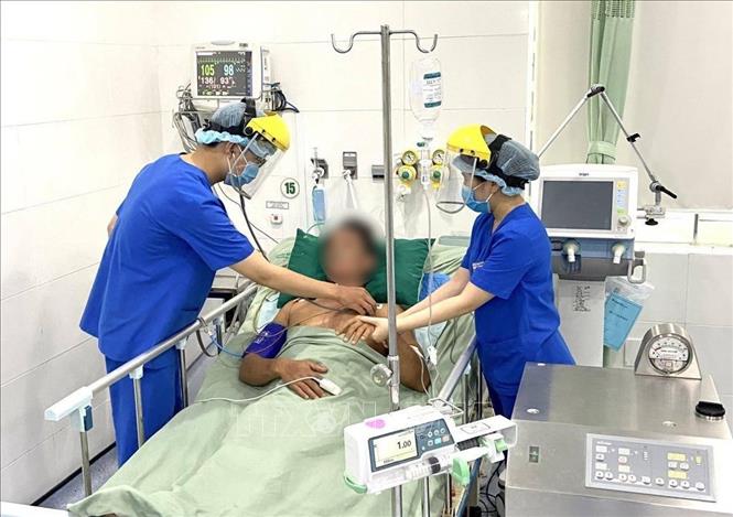 Trong ảnh: Nhân viên y tế theo dõi, kiểm tra sức khỏe cho bệnh nhân sau khi hồi phục. Ảnh: TTXVN phát