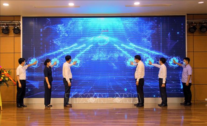 Các đại biểu thực hiện nghi thức khánh thành nâng cấp báo Quảng Ninh điện tử, ứng dụng Quảng Ninh Media trên nền tảng OTT và ra mắt bộ nhận diện thương hiệu Trung tâm với hình ảnh logo QMG. Ảnh: Đức Hiếu-TTXVN