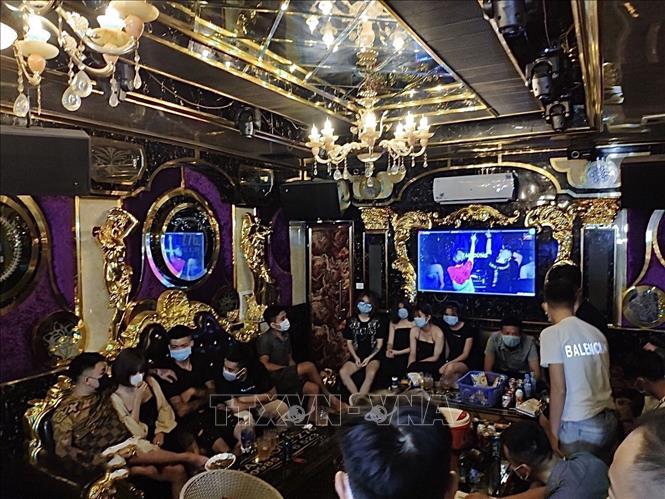 Quán Karaoke Z76 tại thời điểm bị lực lượng chức năng kiểm tra. Ảnh: TTXVN phát