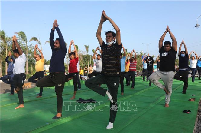 Trong ảnh: Biểu diễn tập Yoga tại  Bhopal, Ấn Độ, ngày 21/6/2021. Ảnh: THX/TTXVN