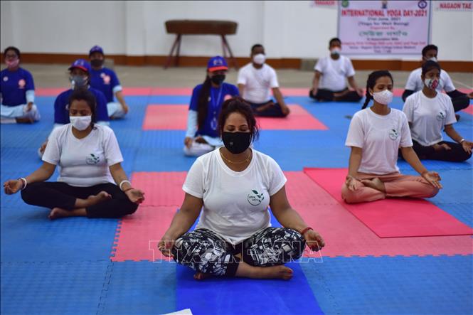Trong ảnh: Biểu diễn tập Yoga tại  Nagaon, bang Assam, Ấn Độ, ngày 21/6/2021. Ảnh: THX/TTXVN