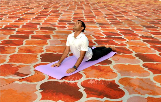 Trong ảnh: Biểu diễn tập Yoga tại Pháo đài Đỏ ở  Delhi, Ấn Độ, ngày 21/6/2021. Ảnh: THX/TTXVN