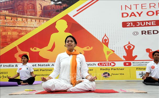 Trong ảnh: Biểu diễn tập Yoga tại Pháo đài Đỏ ở  Delhi, Ấn Độ, ngày 21/6/2021. Ảnh: THX/TTXVN
