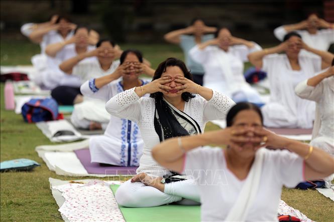 Trong ảnh: Biểu diễn tập Yoga tại   Amritsar, bang Punjab, Ấn Độ, ngày 21/6/2021. Ảnh: THX/TTXVN
