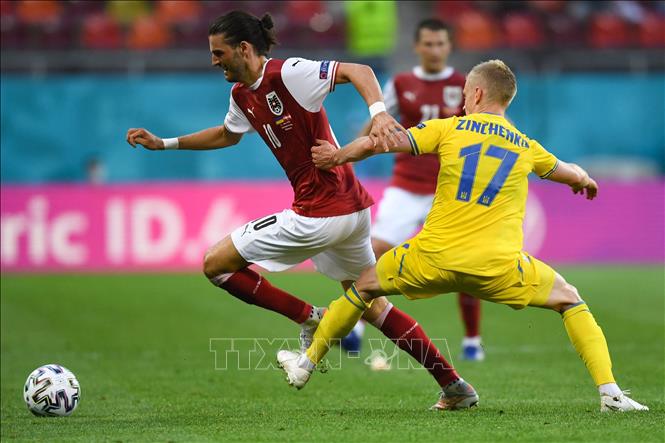 Trong ảnh: Pha tranh bóng giữa các cầu thủ Áo và Ukraine trong trận đấu tại Bảng C, Vòng chung kết EURO 2020 trên sân vận động National Arena ở Bucharest, Romania ngày 21/6/2021. Ảnh: AFPF/TTXVN