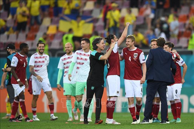 Trong ảnh: Các tuyển thủ Áo ăn mừng chiến thắng trước Ukraine trong trận đấu tại Bảng C, Vòng chung kết EURO 2020 trên sân vận động National Arena ở Bucharest, Romania ngày 21/6/2021. Ảnh: AFP/TTXVN