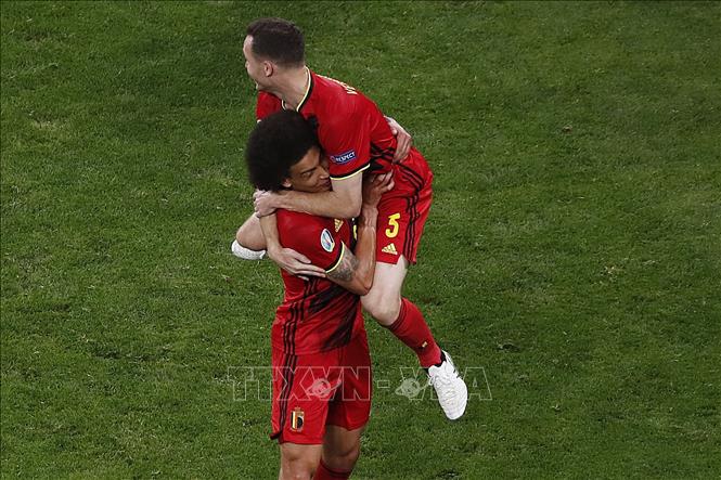 Trong ảnh: Hậu vệ tuyển Bỉ Thomas Vermaelen (phía trên) mừng bàn thắng mở tỷ số vào lưới Phần Lan trong trận lượt cuối bảng B, vòng chung kết EURO 2020 tại Saint Petersburg (Nga) ngày 21/6/2021. Ảnh: AFP/TTXVN